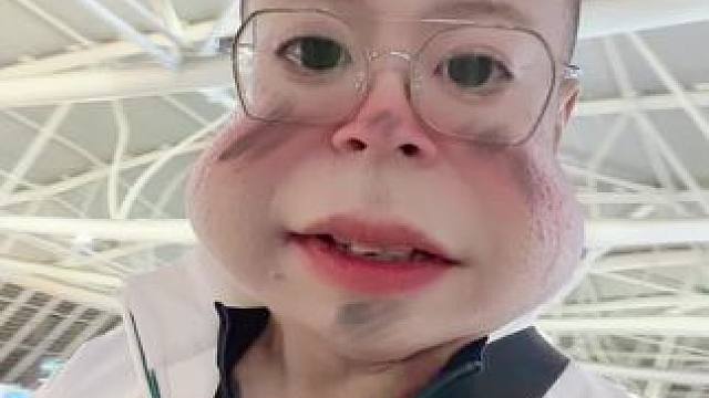 老七的放假Vlog，上飞机先来瓶伏特加