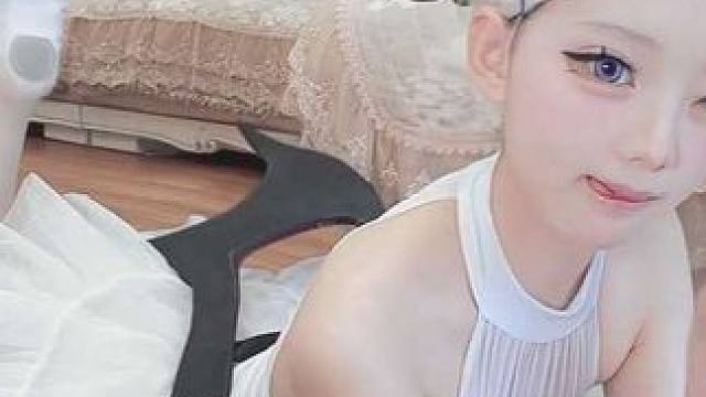 小孩发着玩的 
正常芭蕾舞蹈风格穿搭，角色为普通可爱人设，穿着完整芭蕾