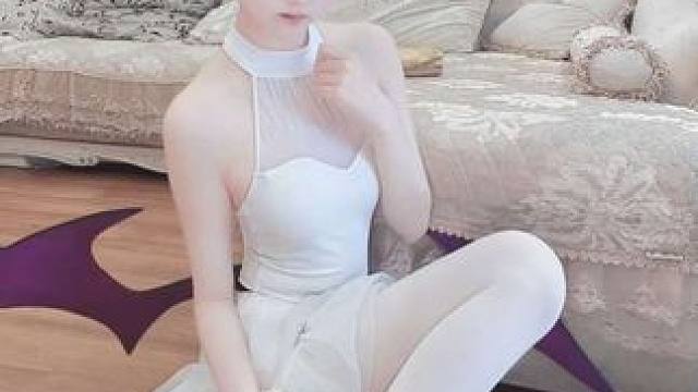 好吧，就请盯着我看 
 芭蕾风格角色cos展示，搭配柔软可爱瑜伽动作，无