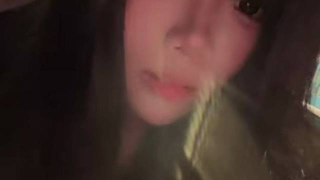 泪水打湿充电线，边听情歌边漏电