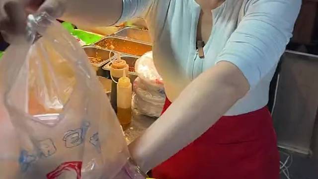 现在的人都这样了吗？买个卤菜都还要揩油…