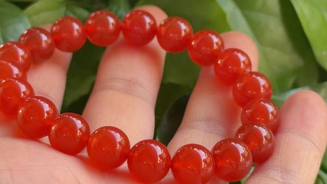 保山冰红手串 珠光宝气