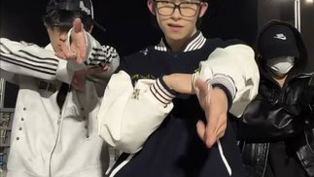 现在不运镜，运人