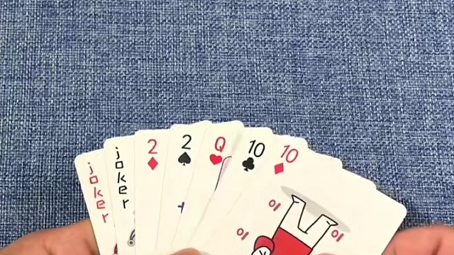 别急着亮牌，等最佳时机再出手。