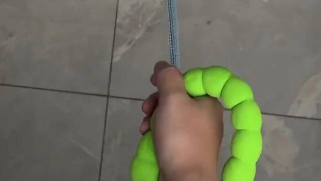 泪水打湿我的红底高跟鞋