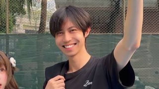 当你和班花在操场散步时