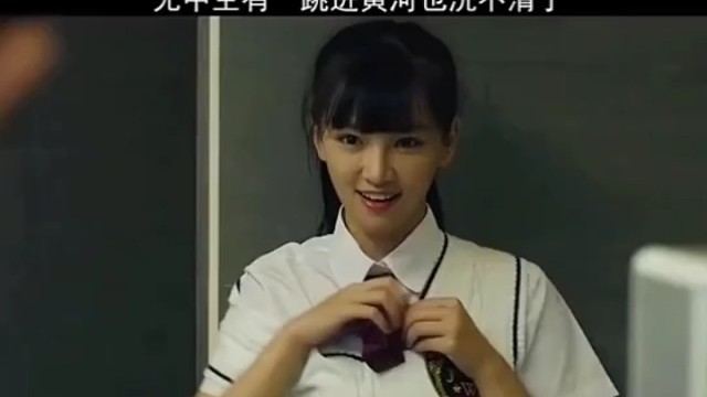 男同学在厕所打扫卫生