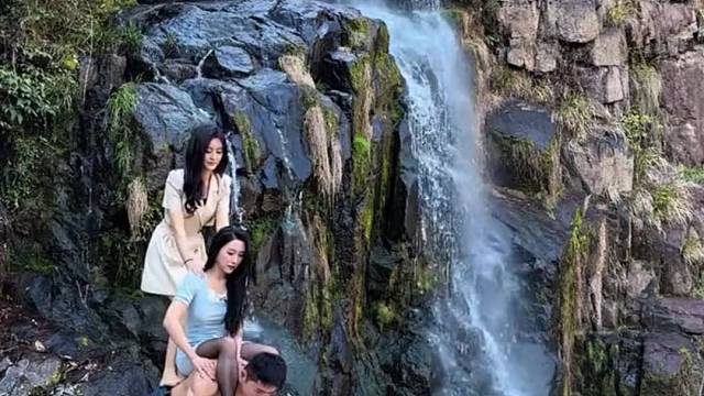 三个男人叫叠罗汉，请问两女一男叫什么？