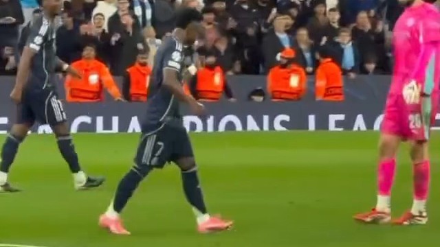 你看你，在多纳鲁马面前你又跟个乖孩子似的