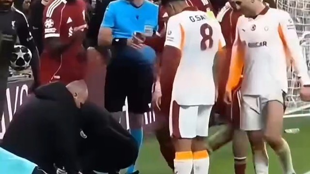 惊魂一刻！球员断指离场，全场瞬间凝固#足球