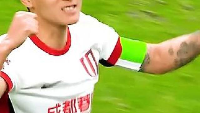 太戏剧性了，韦世豪头球击中拜合拉木破门，蓉城绝平铜梁龙