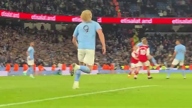 看到这头飘逸的长发，我还以为是哪位女足姑娘呢