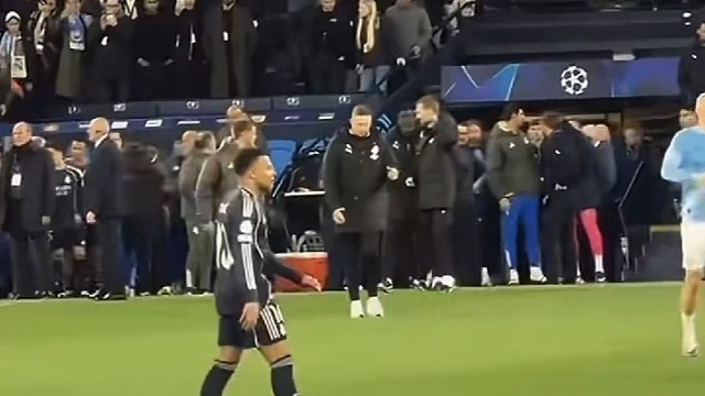 赛后姆巴佩和曼城门将多纳鲁马拥抱