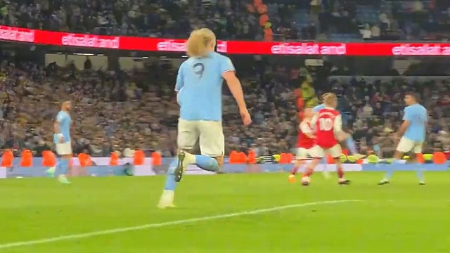 看到一头飘逸的长发我还在想是哪个女足球员呢