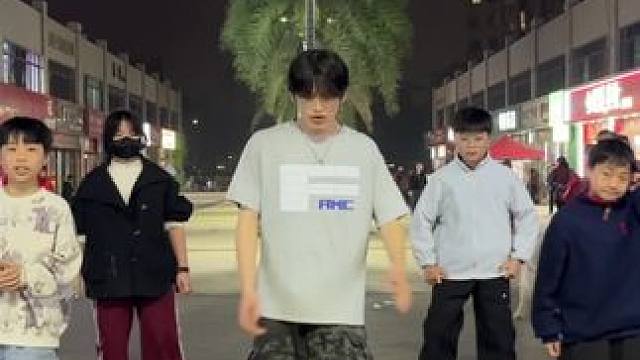 下了雨的地板不好跳 差点摔没了
bboy霹雳舞