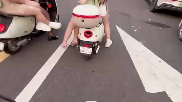 我擦，卫生用品都撞出来了，赔钱