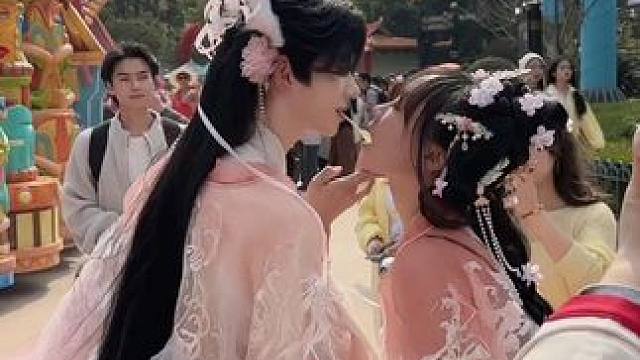 “姐姐 真的不想怀里抱一只香香软软的小狐狸吗” 张凌赫进行曲爱不释手