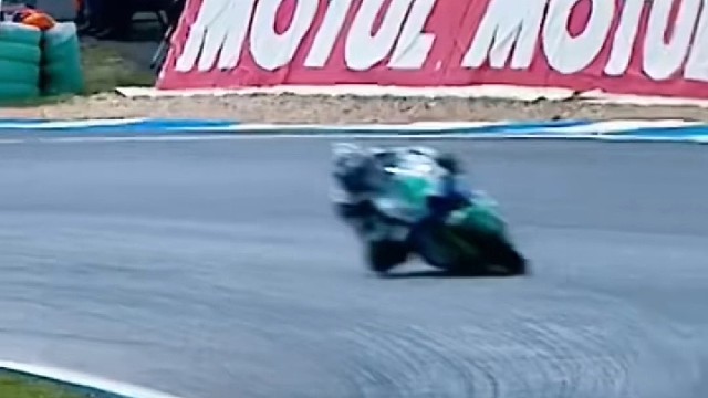 33号战车，帅到冒烟
#机车 #赛道 #骑士精神 #专业操作请勿模仿勿模仿