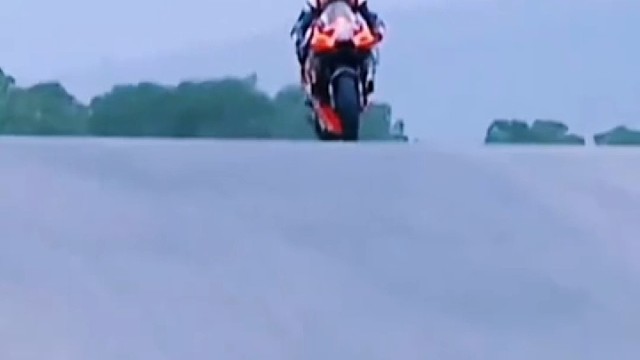  头盔一戴，谁也不爱；油门一拧，前程似锦 #机车 #赛车 #motogp赛事 #摩托车