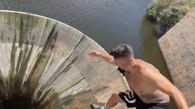 人生不过短短三万多天，再不疯狂就老了