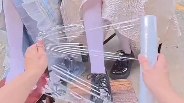 把在大庭广众之下能占的便宜都占了