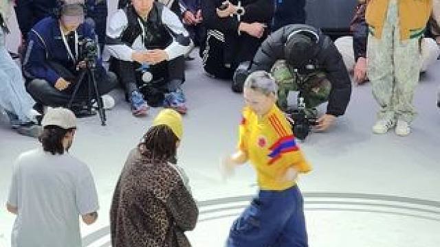 屁股后面这么脏啊哈哈哈 随地大小坐