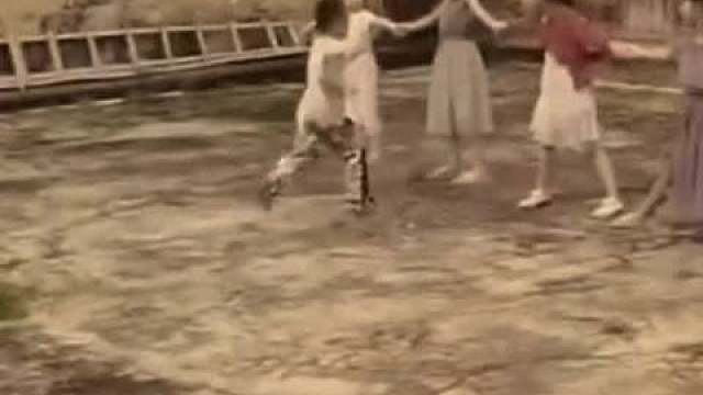 现在打开游戏，好友列表全是灰的。以前不用约，放学准点集合。那会儿的快乐是真便宜，五块钱能买一下午的开