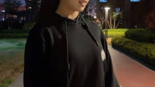 乌黑的发尾 盘成一个圈