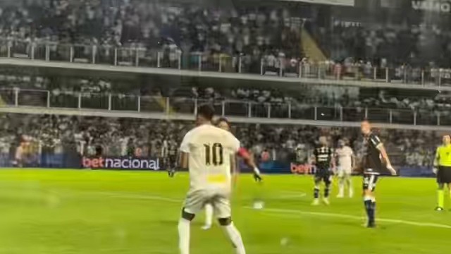 内马尔被对手恶意犯规，起身理论，反倒被裁判黄牌警告#足球