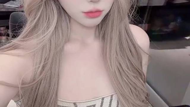 她手干嘛哪。