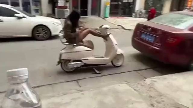 从这种人最精了那个袋子上的水，他等会还要嘬两口