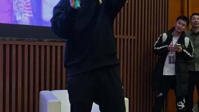 石宇奇教你世一劈 “千万不要传到网上”hhh 

“就是刀削面嘛”
  ​​​