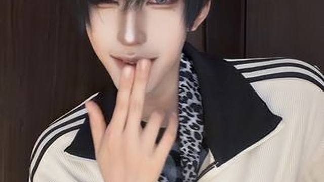 坐在沙发可以kisskiss