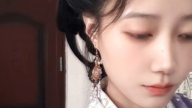 出来，吃我一剑
