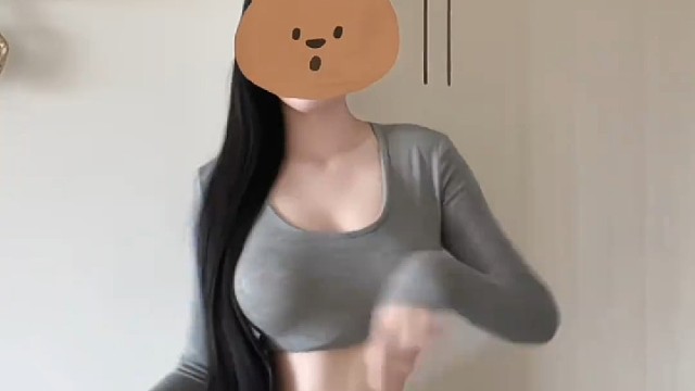 修身衣服美女跳舞