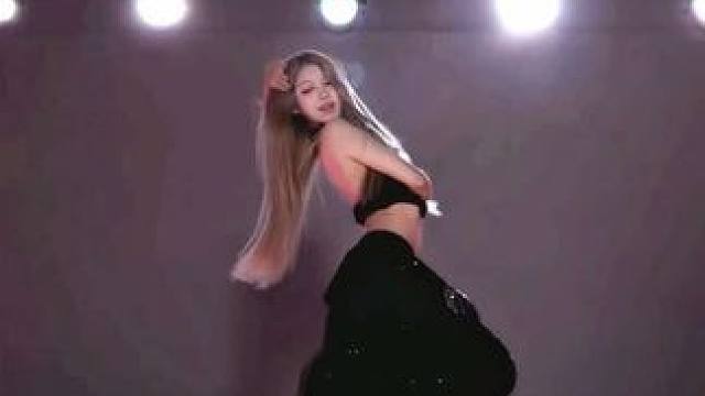 踩到音响了 我称这一身为闪闪惹人爱
