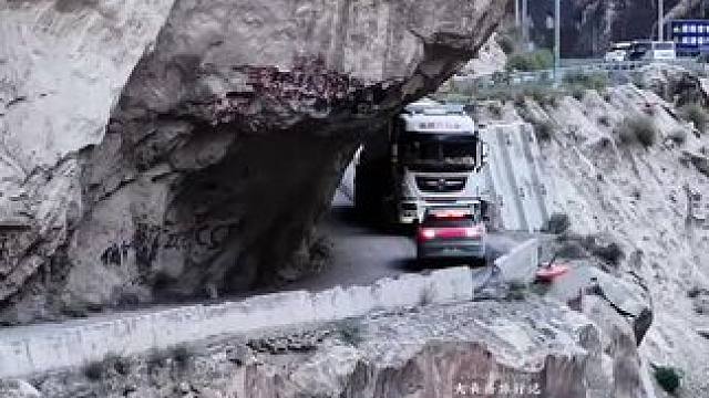 三一八国道上最险峻的一段路，怒江大峡谷老虎嘴。