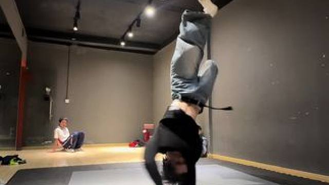 废肘！