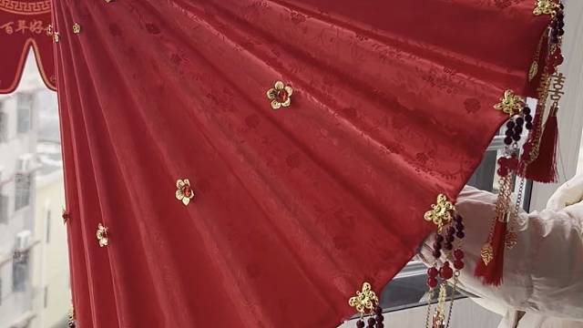 伞开富贵 红映良缘 遮去旧岁尘 迎来新程暖 往后风雨同舟 岁岁长安