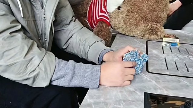 玩扑克牌。