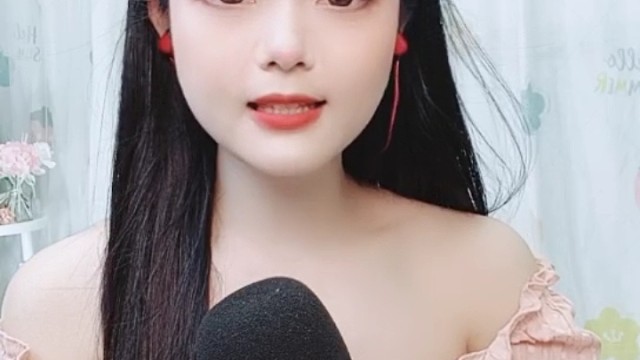 纯尬唱……姐姐妹妹站起来……10个男人9个坏，还有一个人人爱哈哈