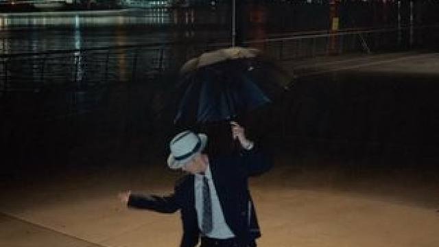 雨中玩耍一下