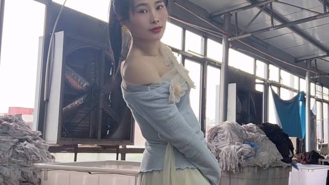 雨天终于告一段落，穿一身带花的春天出门，心情也跟着明媚起来啦