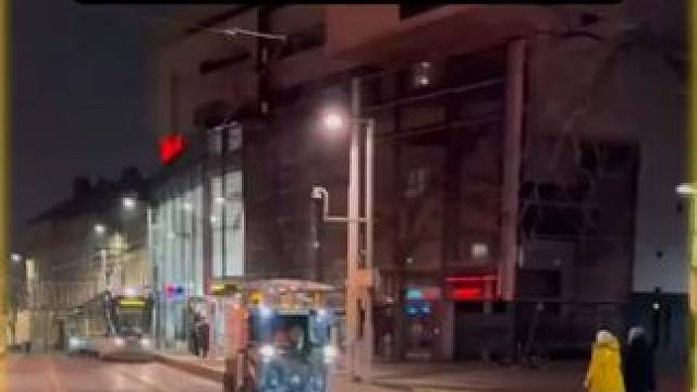 原来全世界的清扫车师傅，共享着同一个《兰花草》歌单，一句“乡音无改刷毛衰”让人绷不住。