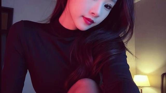 老公你怎么又和别的女的说话 我不会活了我要弄死你