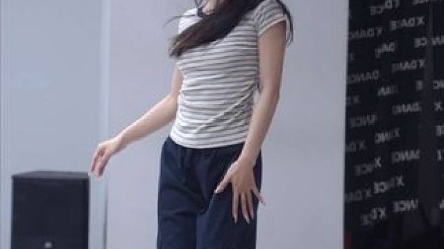 简单漂亮美女舞来咯