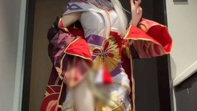 依旧一米五小孩姐偷穿大人衣服