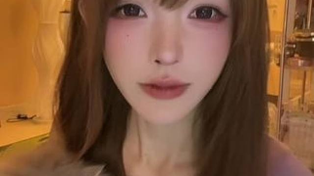 突然翻到前妻跟我报备的视频 她以前好漂亮 好可爱