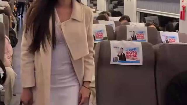 充电器都坐亮了，手机还没亮，这不就是暗恋吗