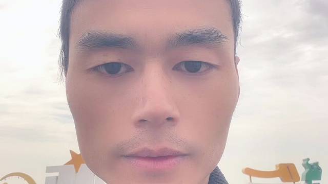 东临黄海，有“江苏北戴河”之称，黄金海岸适合游泳、踏浪、赶海